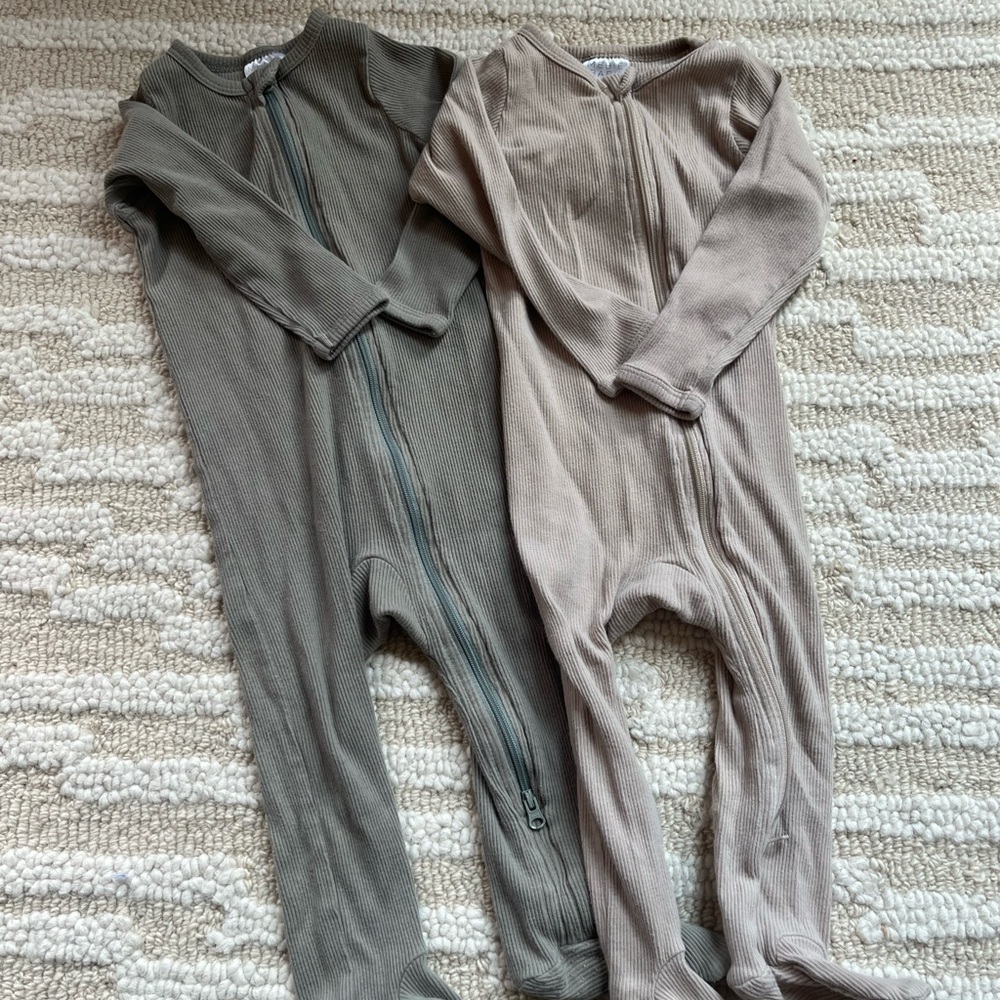 Mebie baby ribbed footie Set in Green and Tan 18-24 months